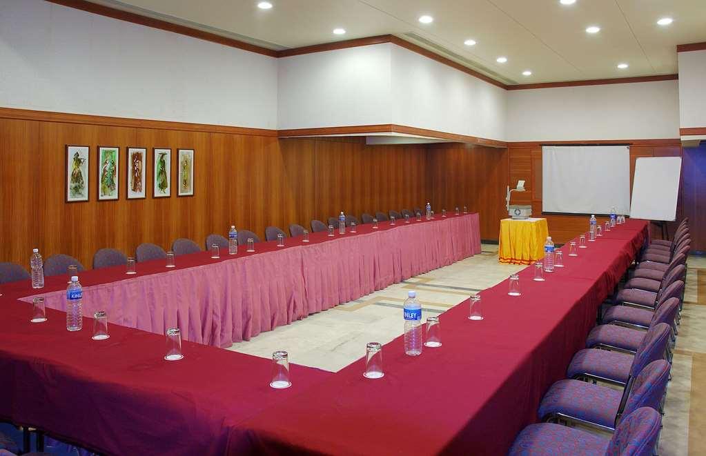 Comfort Inn President Near Ahmedabad Junction Station Удобства фото