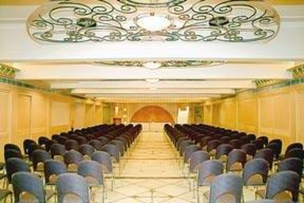 Comfort Inn President Near Ahmedabad Junction Station Удобства фото
